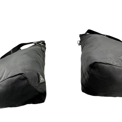 Angoli, Borsa Prada double face in nylon e pelle nero con parti metalliche argentate; munita di doppi manici e una tracolla in tessuto amovibile e regolabile. Originale, usata, di lusso, in ottime condizioni.