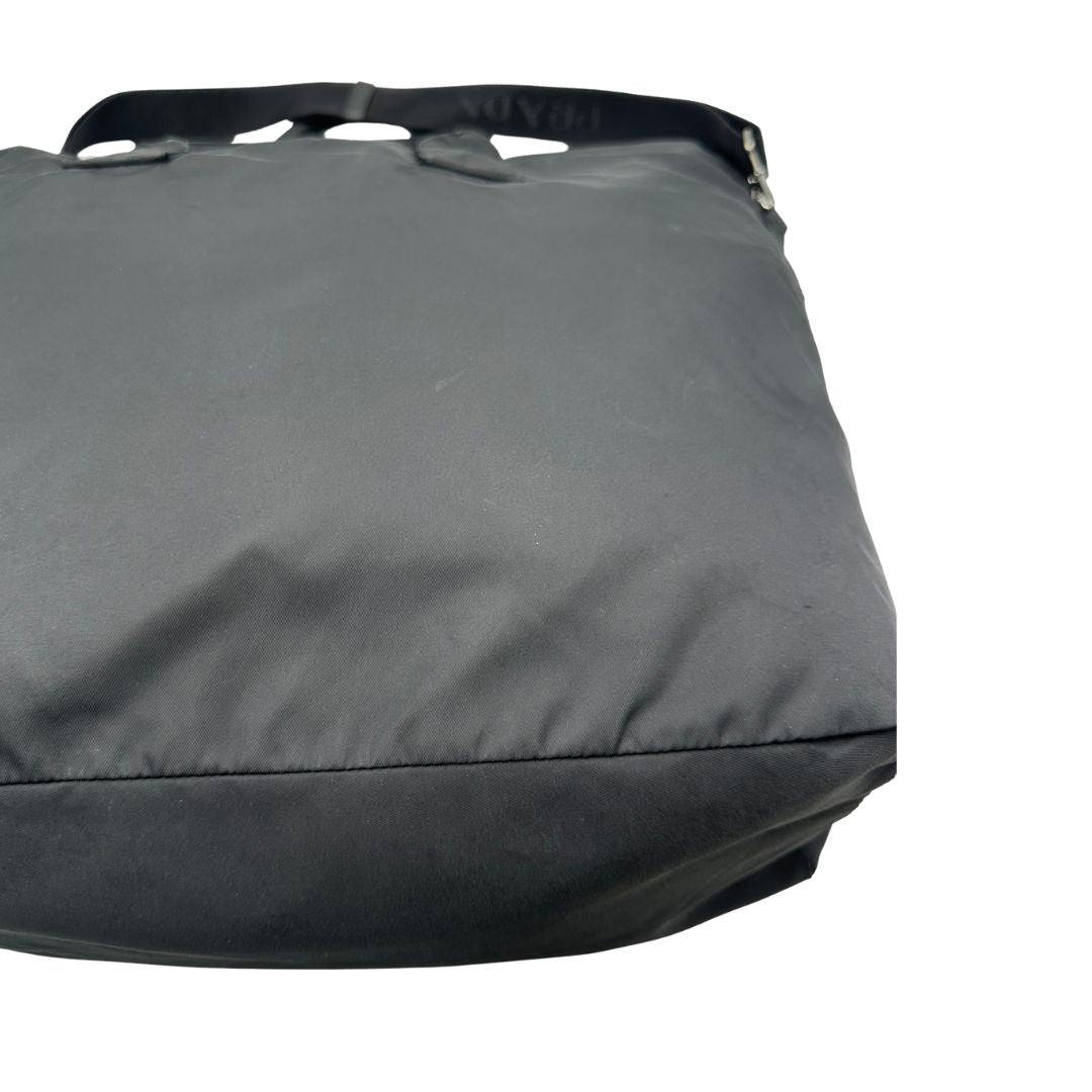 Borsa Prada double face in nylon e pelle nero con parti metalliche argentate; munita di doppi manici e una tracolla in tessuto amovibile e regolabile. Originale, usata, di lusso, in ottime condizioni.