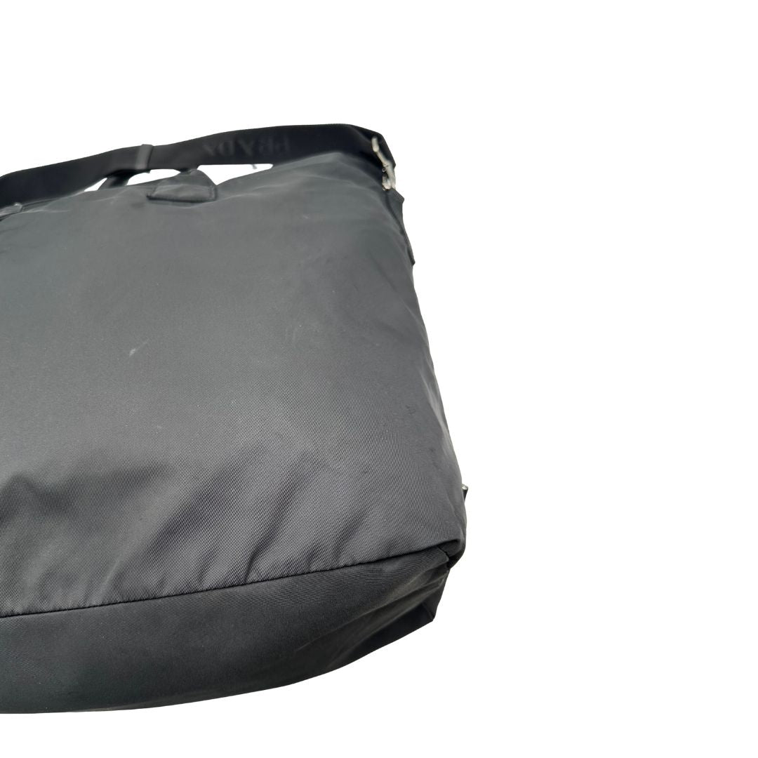 Borsa Prada double face in nylon e pelle nero con parti metalliche argentate; munita di doppi manici e una tracolla in tessuto amovibile e regolabile. Originale, usata, di lusso, in ottime condizioni.