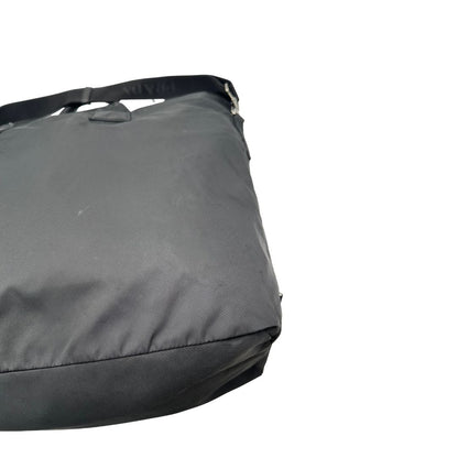 Borsa Prada double face in nylon e pelle nero con parti metalliche argentate; munita di doppi manici e una tracolla in tessuto amovibile e regolabile. Originale, usata, di lusso, in ottime condizioni.
