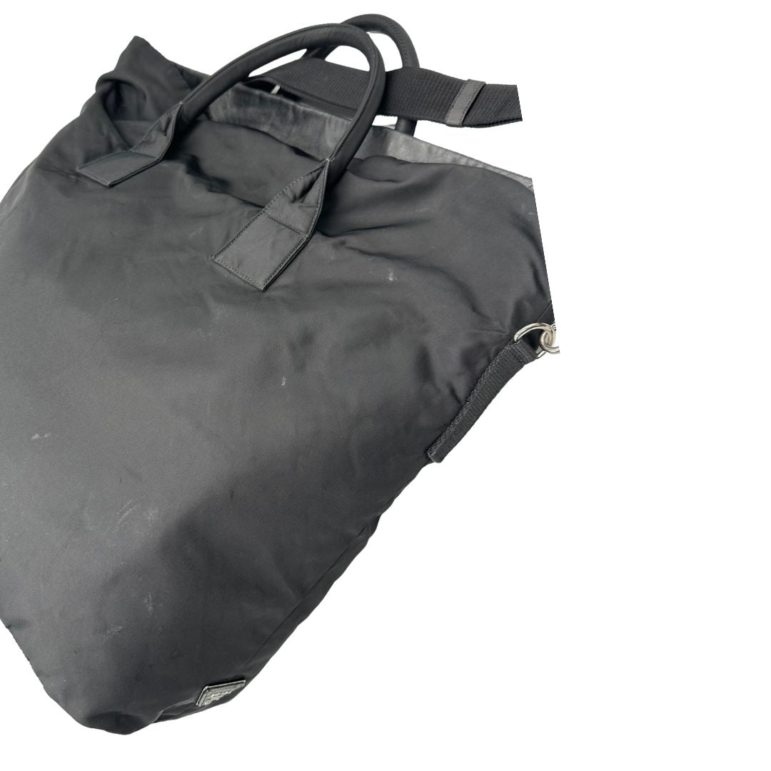 Borsa Prada double face in nylon e pelle nero con parti metalliche argentate; munita di doppi manici e una tracolla in tessuto amovibile e regolabile. Originale, usata, di lusso, in ottime condizioni.