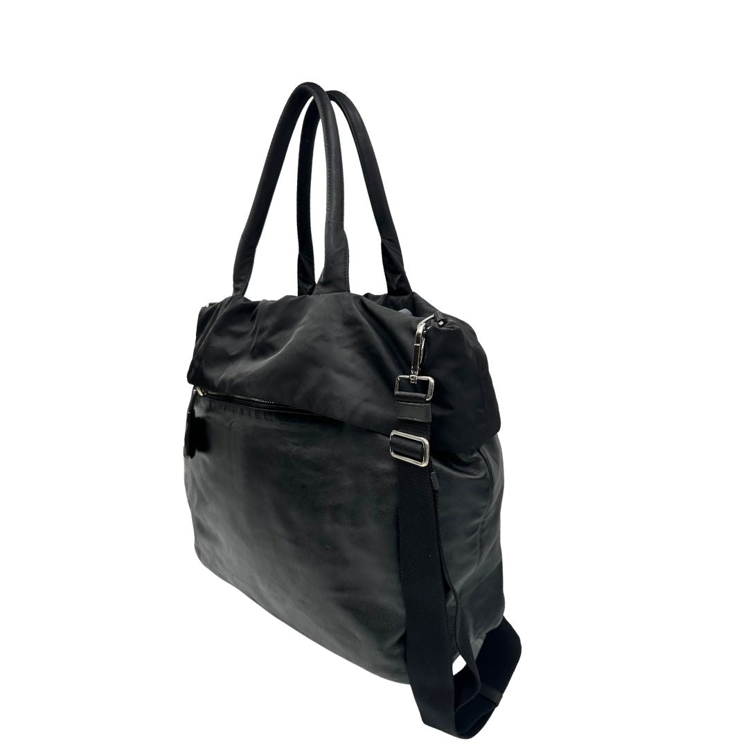 Laterale, Borsa Prada double face in nylon e pelle nero con parti metalliche argentate; munita di doppi manici e una tracolla in tessuto amovibile e regolabile. Originale, usata, di lusso, in ottime condizioni.