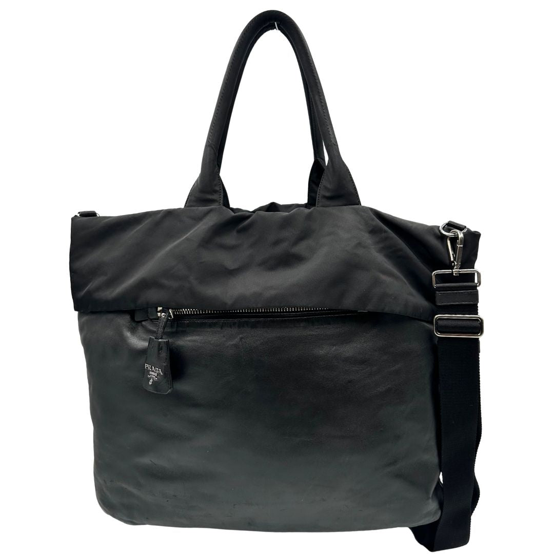 Front, Borsa Prada double face in nylon e pelle nero con parti metalliche argentate; munita di doppi manici e una tracolla in tessuto amovibile e regolabile. Originale, usata, di lusso, in ottime condizioni.