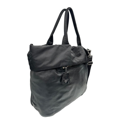 Laterale, Borsa Prada double face in nylon e pelle nero con parti metalliche argentate; munita di doppi manici e una tracolla in tessuto amovibile e regolabile. Originale, usata, di lusso, in ottime condizioni.