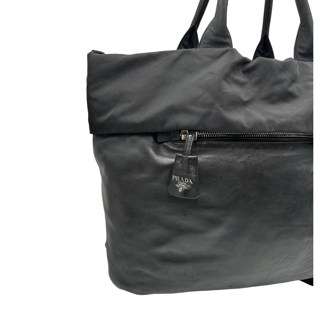 Borsa Prada double face in nylon e pelle nero con parti metalliche argentate; munita di doppi manici e una tracolla in tessuto amovibile e regolabile. Originale, usata, di lusso, in ottime condizioni.