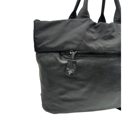 Borsa Prada double face in nylon e pelle nero con parti metalliche argentate; munita di doppi manici e una tracolla in tessuto amovibile e regolabile. Originale, usata, di lusso, in ottime condizioni.