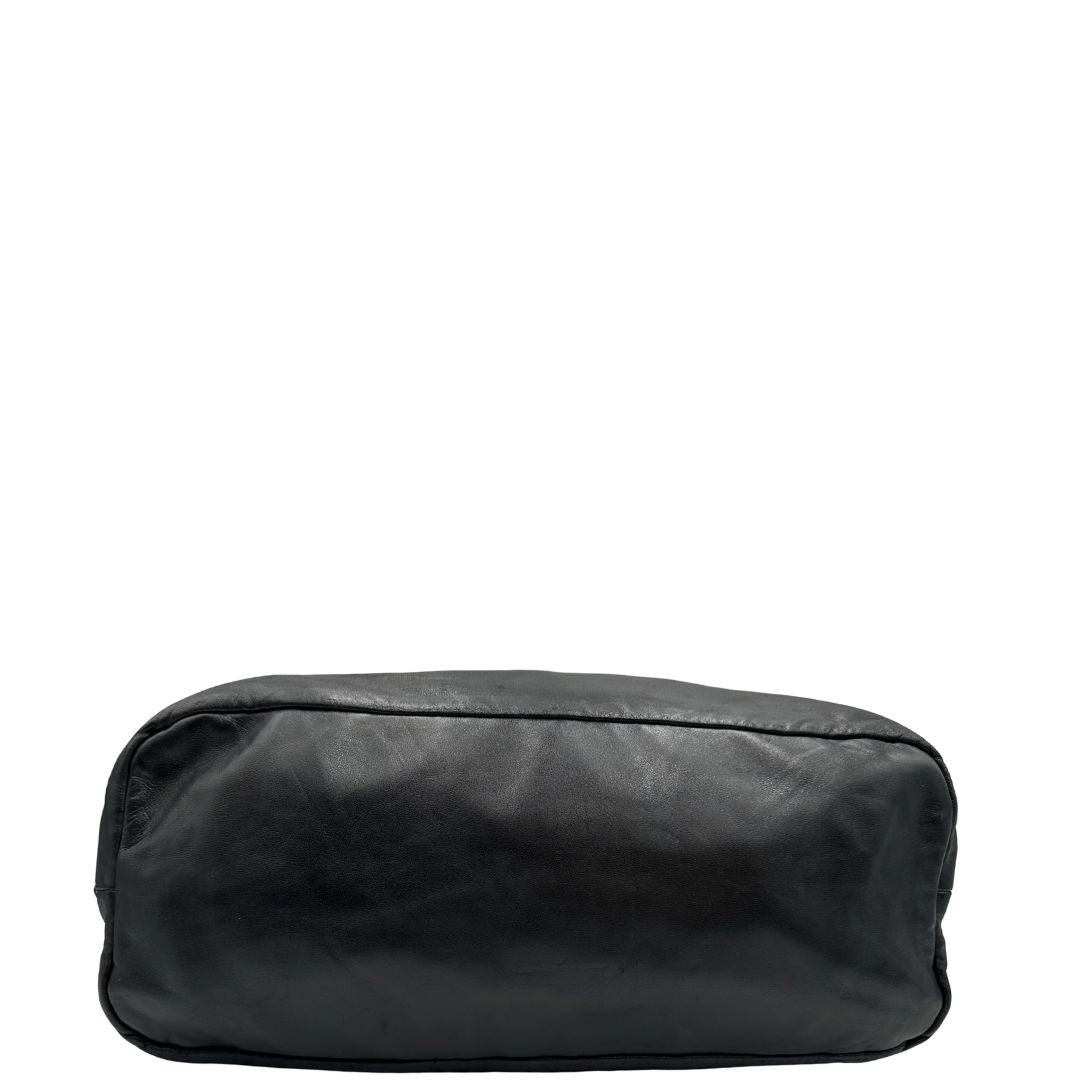 Base, Borsa Prada double face in nylon e pelle nero con parti metalliche argentate; munita di doppi manici e una tracolla in tessuto amovibile e regolabile. Originale, usata, di lusso, in ottime condizioni.