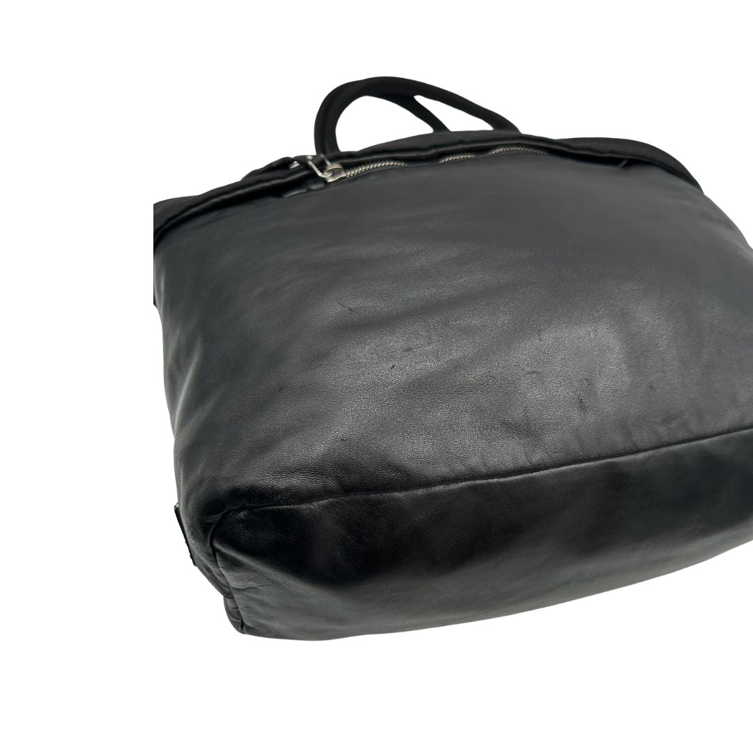 Borsa Prada double face in nylon e pelle nero con parti metalliche argentate; munita di doppi manici e una tracolla in tessuto amovibile e regolabile. Originale, usata, di lusso, in ottime condizioni.