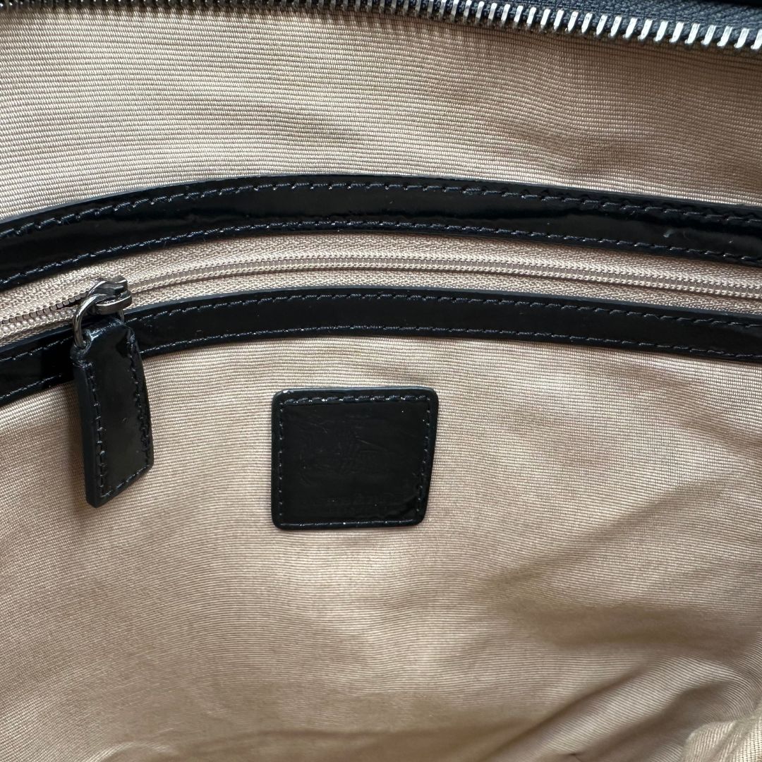 interno Borsa a tracolla Burberry in canvas tartan e finiture nere lucide, di lusso, originale, ottime condizioni, usata. 