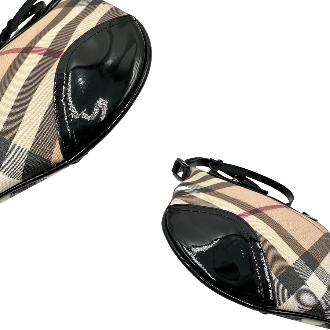 angoli Borsa a tracolla Burberry in canvas tartan e finiture nere lucide, di lusso, originale, ottime condizioni, usata. 