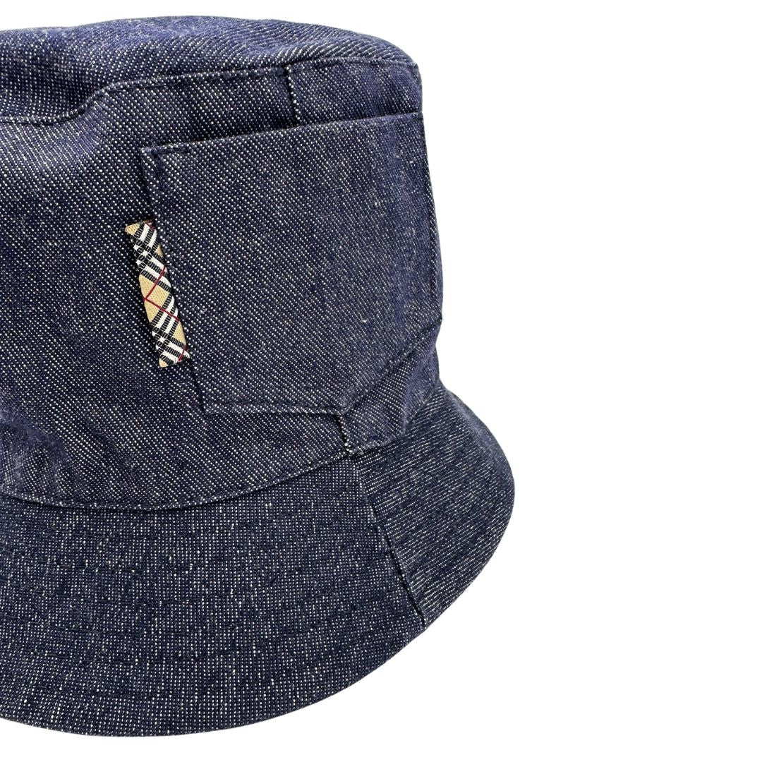  Cappello Burberry reversibile in tessuto denim blu e tessuto beige trama tartan, di lusso, originale, ottime condizioni, usato.