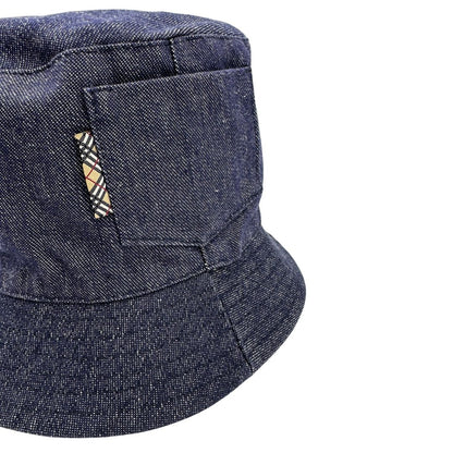  Cappello Burberry reversibile in tessuto denim blu e tessuto beige trama tartan, di lusso, originale, ottime condizioni, usato.