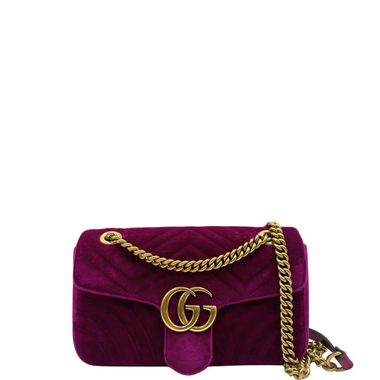 Front, Borsa Gucci Marmont nella misura grande in velluto color magenta. Indossabile a tracolla oppure a spalla. Originale, usata, di lusso, in ottime condizioni.