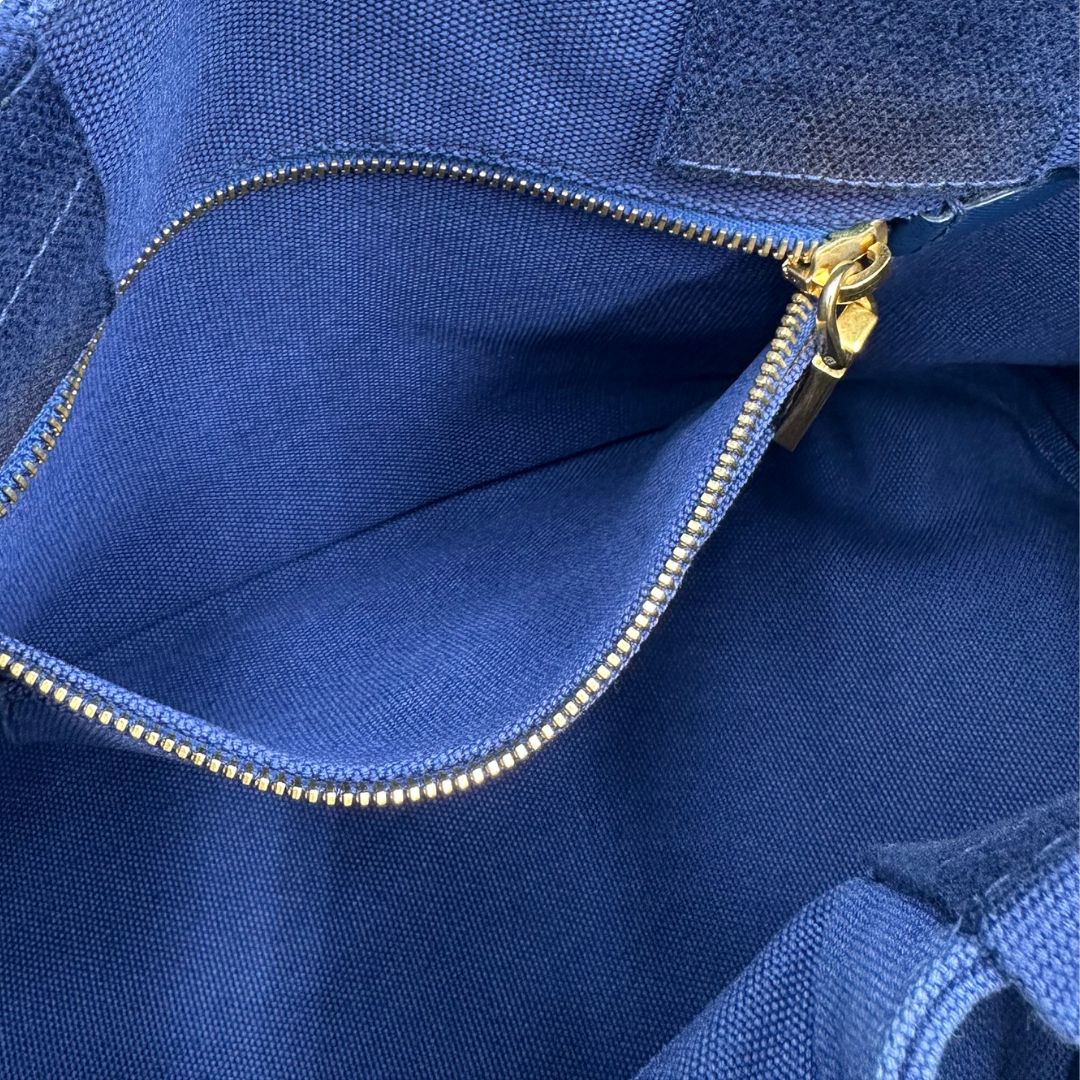 interno  Borsa Tote Prada in tessuto blu, di lusso, originale, ottime condizioni, usata. 