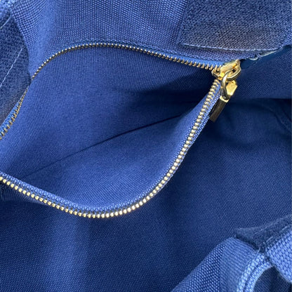 interno  Borsa Tote Prada in tessuto blu, di lusso, originale, ottime condizioni, usata. 