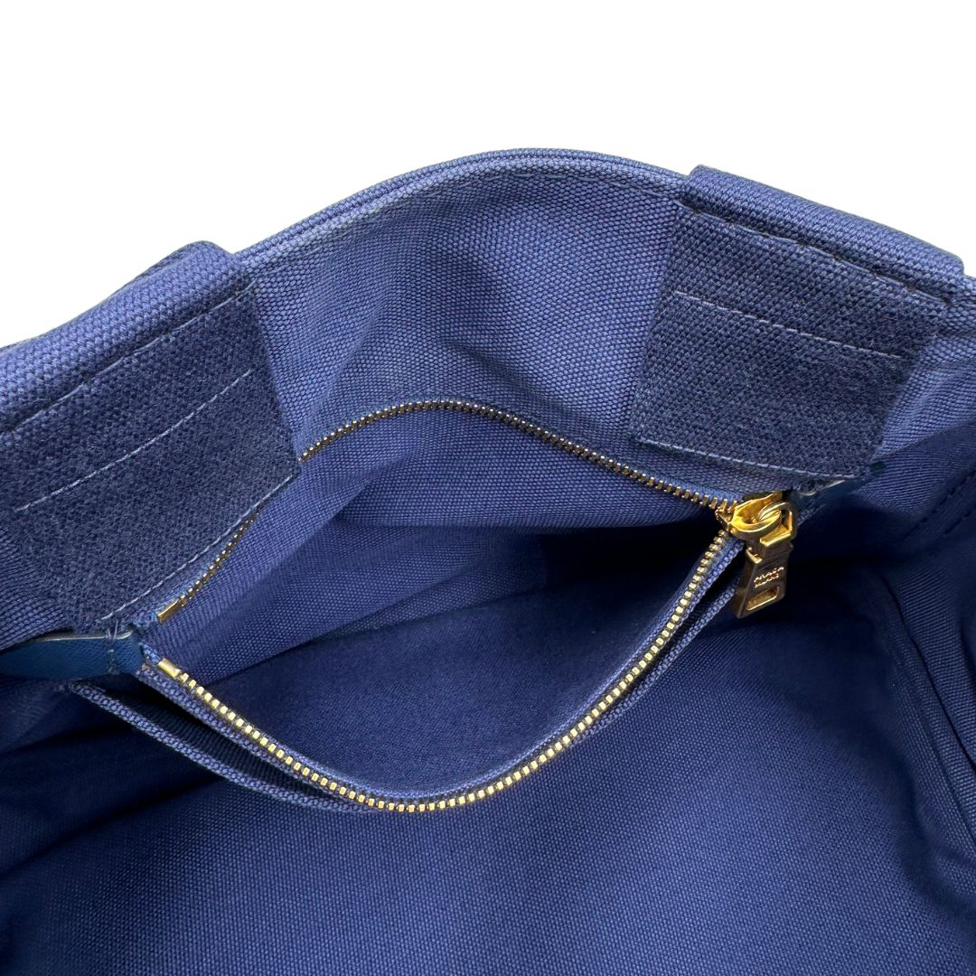 interno  Borsa Tote Prada in tessuto blu, di lusso, originale, ottime condizioni, usata. 