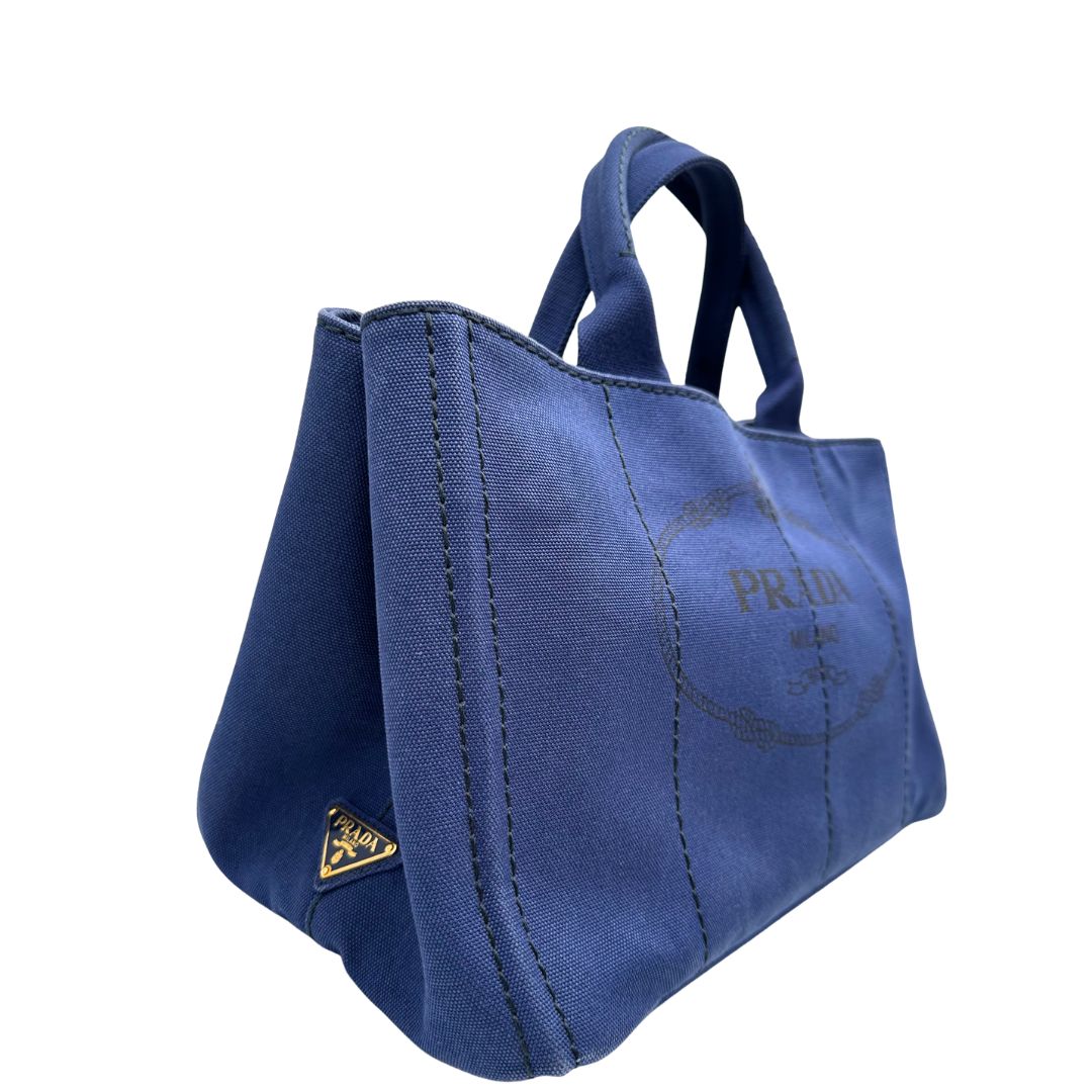 lato  Borsa Tote Prada in tessuto blu, di lusso, originale, ottime condizioni, usata. 
