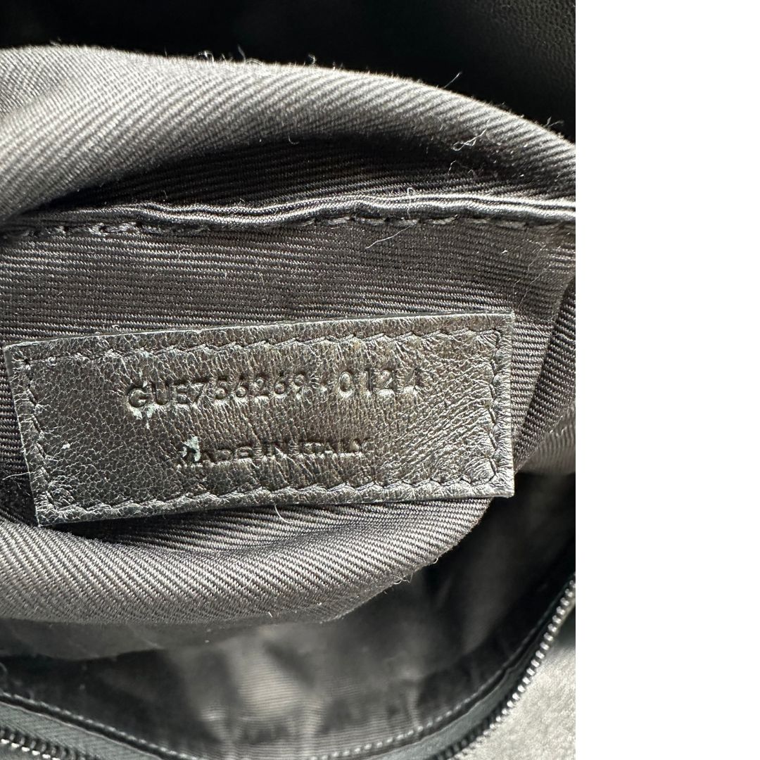 Codice, Borsa Saint Laurent in pelle imbottita con logo in rilievo di Saint Laurent sul front. Originale, usata, di lusso, in condizioni eccellenti.