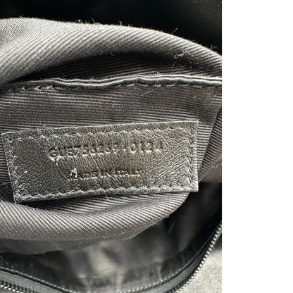 Codice, Borsa Saint Laurent in pelle imbottita con logo in rilievo di Saint Laurent sul front. Originale, usata, di lusso, in condizioni eccellenti.