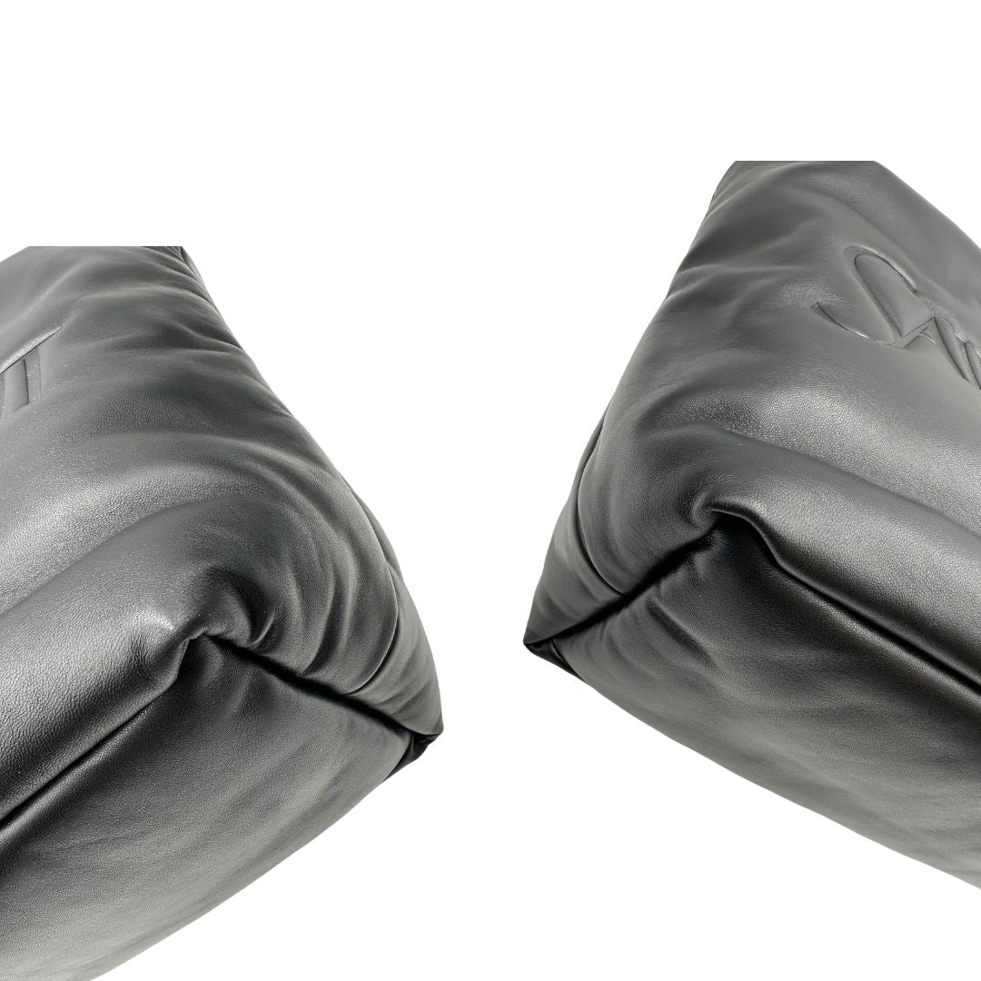 Angoli, Borsa Saint Laurent in pelle imbottita con logo in rilievo di Saint Laurent sul front. Originale, usata, di lusso, in condizioni eccellenti.