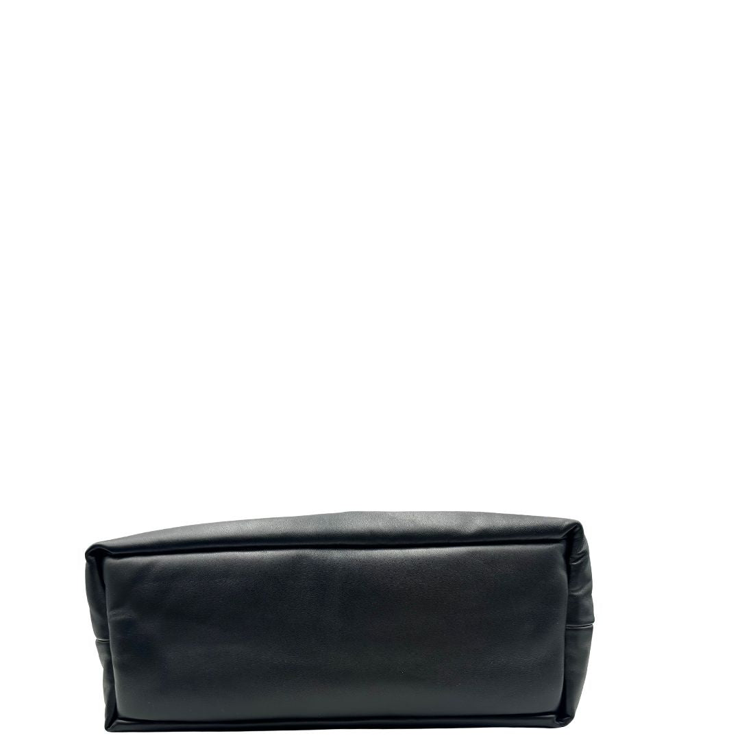 Base, Borsa Saint Laurent in pelle imbottita con logo in rilievo di Saint Laurent sul front. Originale, usata, di lusso, in condizioni eccellenti.