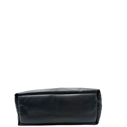Base, Borsa Saint Laurent in pelle imbottita con logo in rilievo di Saint Laurent sul front. Originale, usata, di lusso, in condizioni eccellenti.