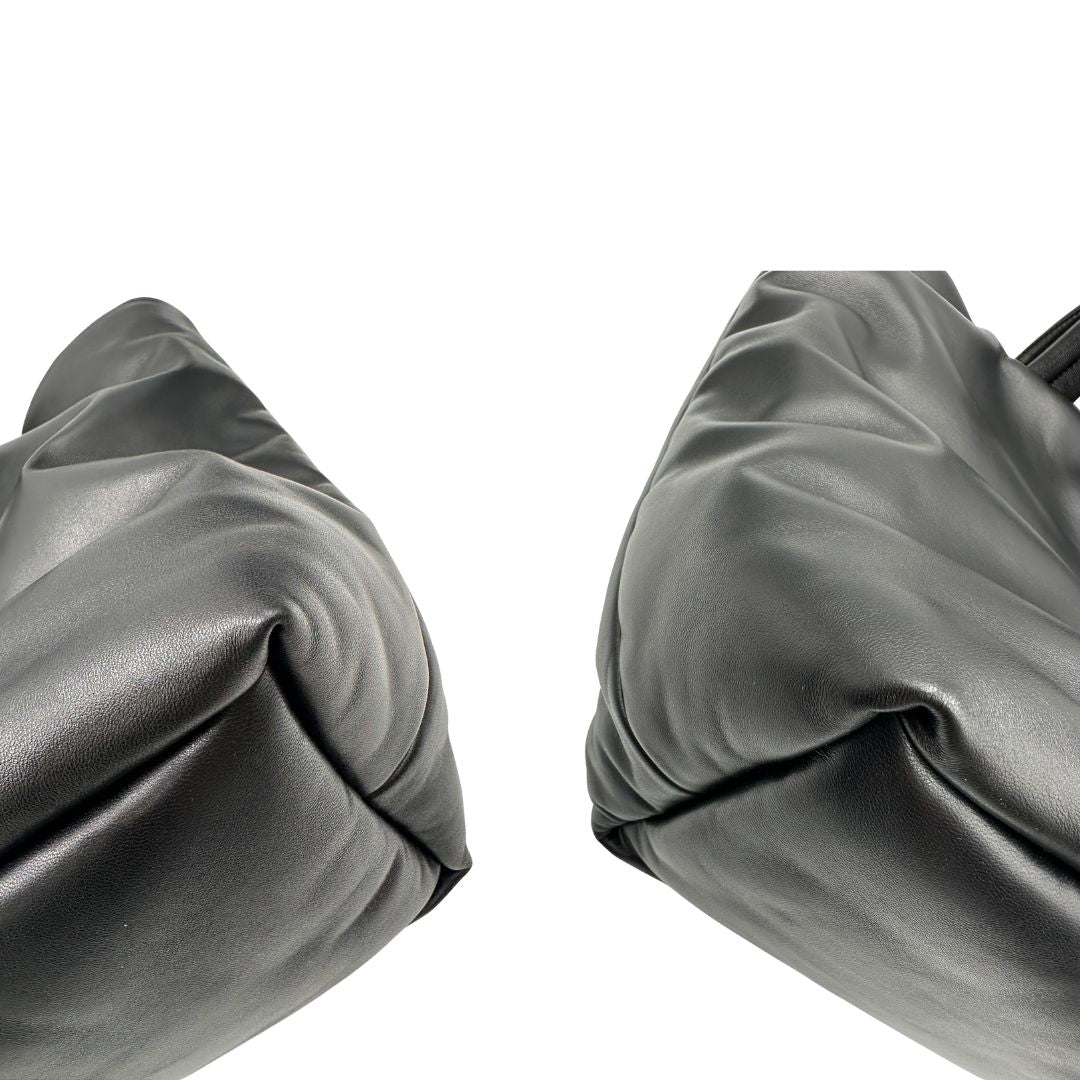 Angoli, Borsa Saint Laurent in pelle imbottita con logo in rilievo di Saint Laurent sul front. Originale, usata, di lusso, in condizioni eccellenti.