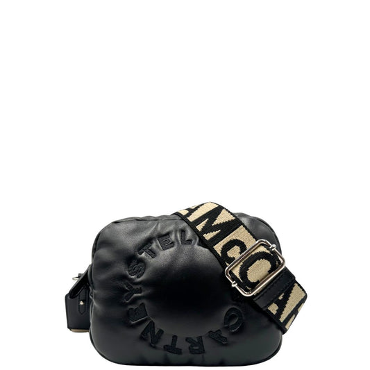 Front, Borsa Stella McCartney in pelle imbottita nera, presenta l'iconico logo perforato sul lato anteriore. Originale, usata, di lusso, in ottime condizioni.