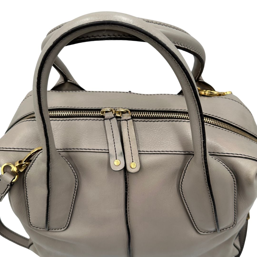 manici Borsa Tod's in pelle grigia, indossabile a tracolla, a spalla o a mano, di lusso, originale, ottime condizioni, usata, originale. 