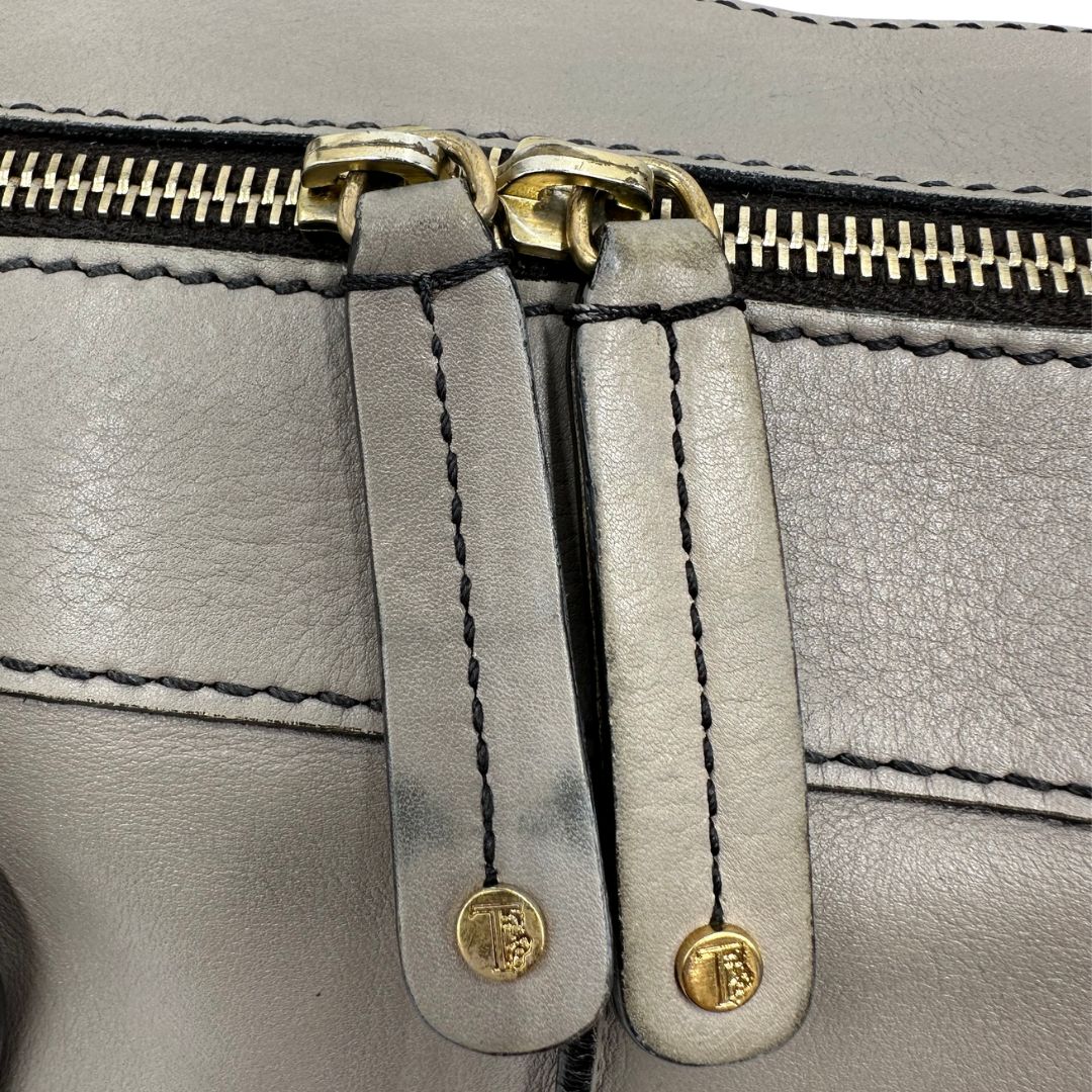 tiranti Borsa Tod's in pelle grigia, indossabile a tracolla, a spalla o a mano, di lusso, originale, ottime condizioni, usata, originale. 