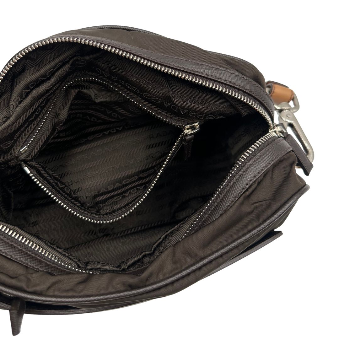 interno Borsa Prada in vela vintage marrone, di lusso, originale, eccellenti condizioni, usata. 