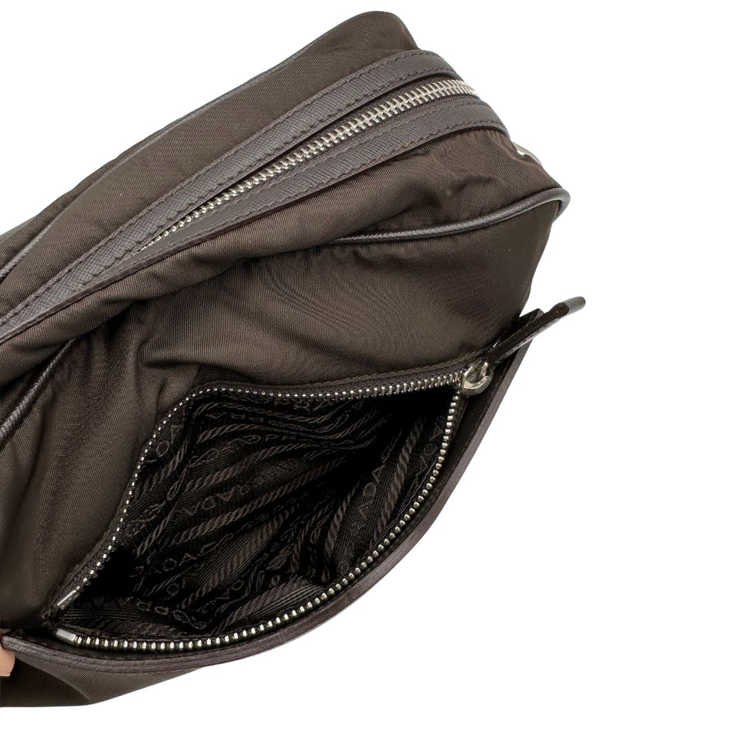 interno Borsa Prada in vela vintage marrone, di lusso, originale, eccellenti condizioni, usata. 