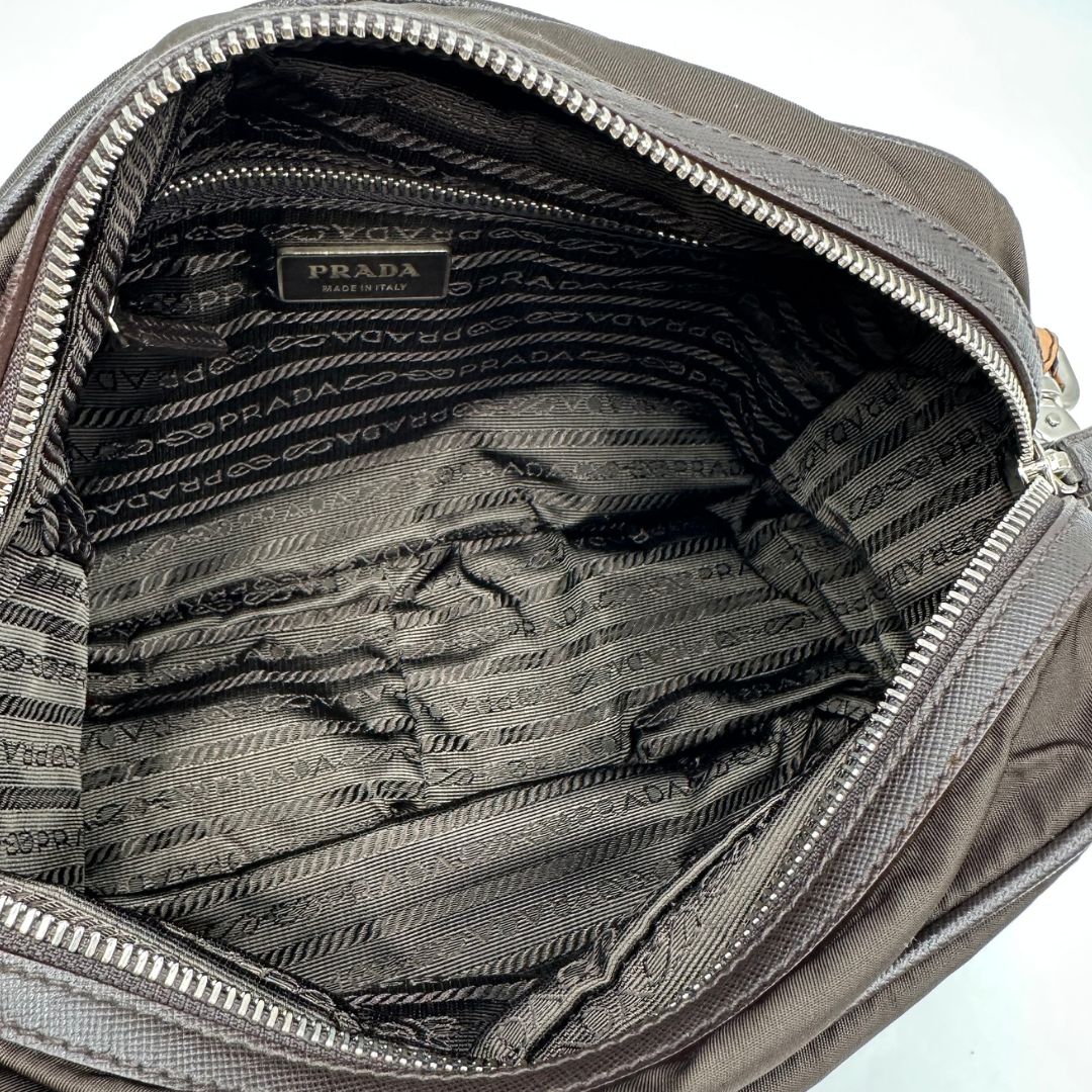 interno Borsa Prada in vela vintage marrone, di lusso, originale, eccellenti condizioni, usata. 