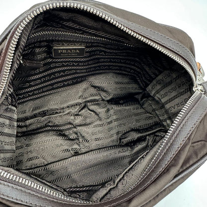 interno Borsa Prada in vela vintage marrone, di lusso, originale, eccellenti condizioni, usata. 