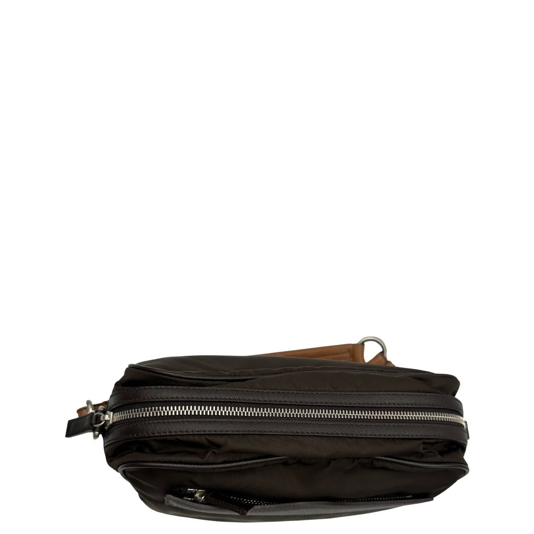 chiusra Borsa Prada in vela vintage marrone, di lusso, originale, eccellenti condizioni, usata.