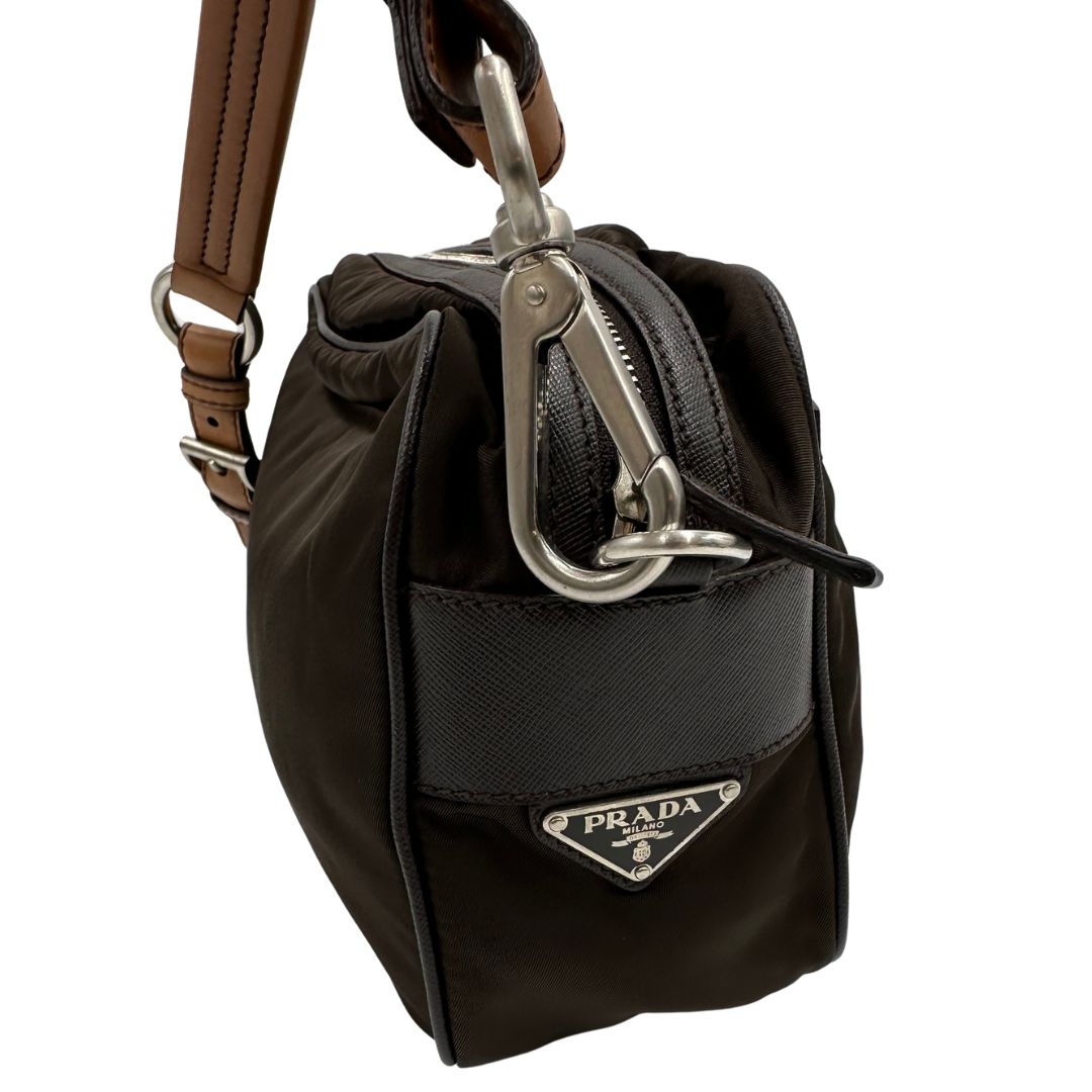 lato Borsa Prada in vela vintage marrone, di lusso, originale, eccellenti condizioni, usata. 