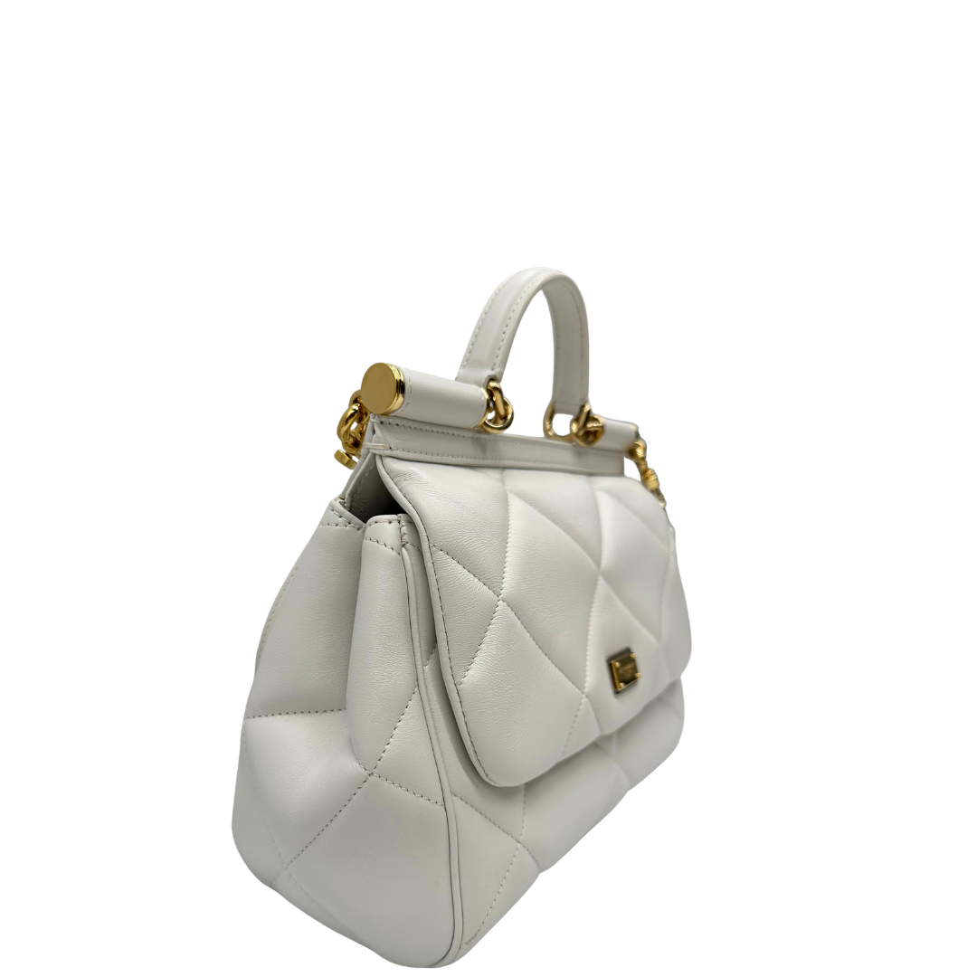 Laterale, Borsa D&G in pelle trapuntata color bianco gesso, e hardware dorato, indossabile a mano oppure a tracolla. Originale, usata, di lusso, in ottime condizioni.
