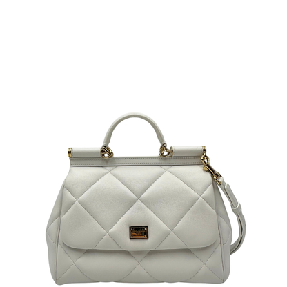 Front, Borsa D&G in pelle trapuntata color bianco gesso, e hardware dorato, indossabile a mano oppure a tracolla. Originale, usata, di lusso, in ottime condizioni.