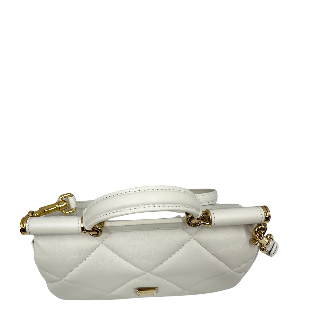 Manico, Borsa D&G in pelle trapuntata color bianco gesso, e hardware dorato, indossabile a mano oppure a tracolla. Originale, usata, di lusso, in ottime condizioni.