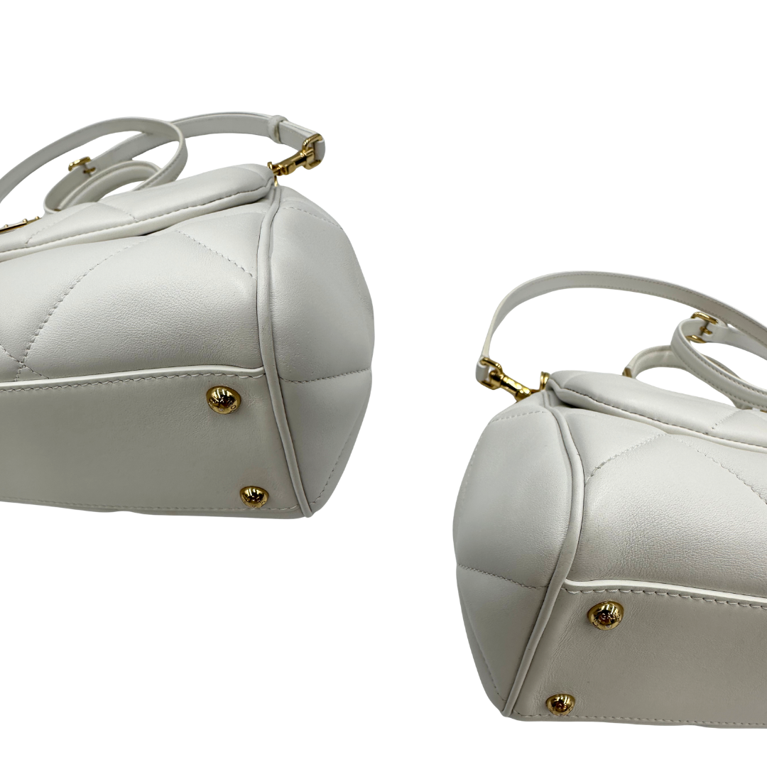 Angoli, Borsa D&G in pelle trapuntata color bianco gesso, e hardware dorato, indossabile a mano oppure a tracolla. Originale, usata, di lusso, in ottime condizioni.