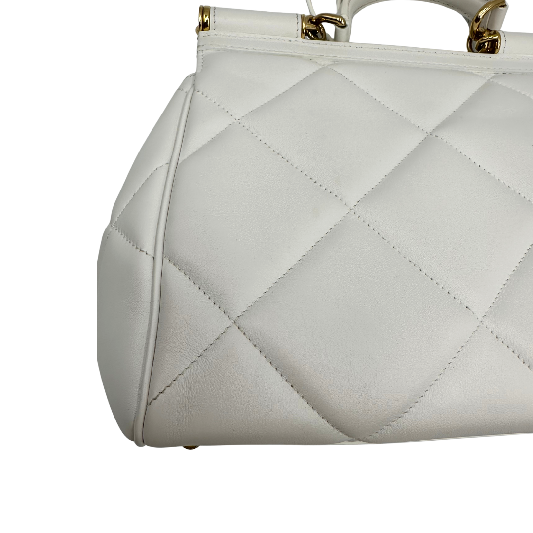 Retro, Borsa D&G in pelle trapuntata color bianco gesso, e hardware dorato, indossabile a mano oppure a tracolla. Originale, usata, di lusso, in ottime condizioni.