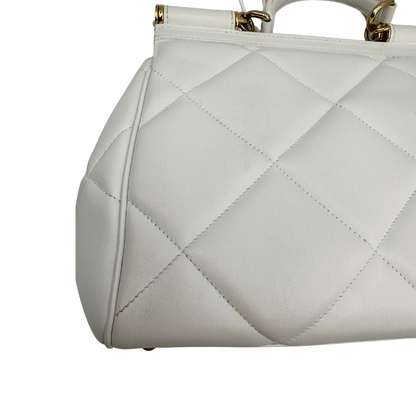Retro, Borsa D&G in pelle trapuntata color bianco gesso, e hardware dorato, indossabile a mano oppure a tracolla. Originale, usata, di lusso, in ottime condizioni.