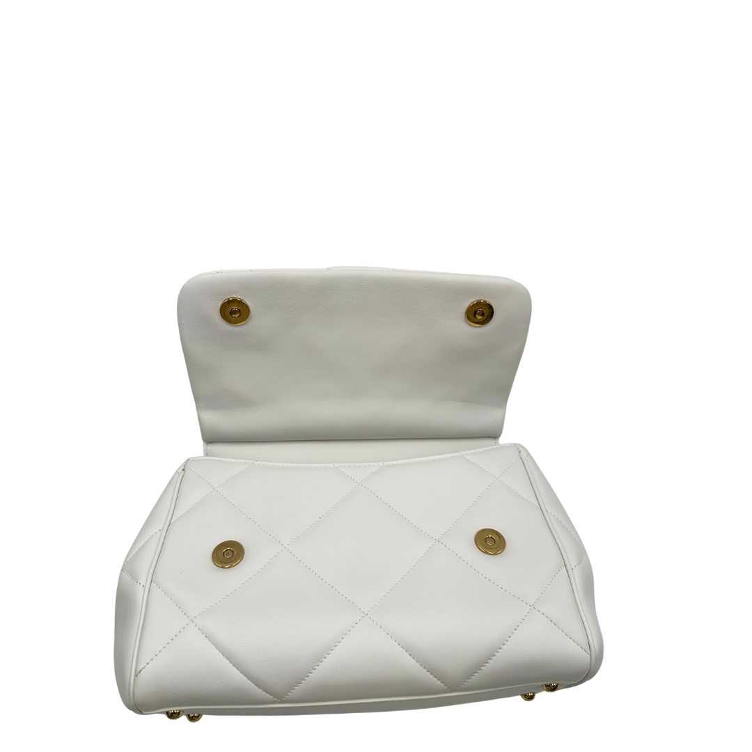 Borsa D&G in pelle trapuntata color bianco gesso, e hardware dorato, indossabile a mano oppure a tracolla. Originale, usata, di lusso, in ottime condizioni.