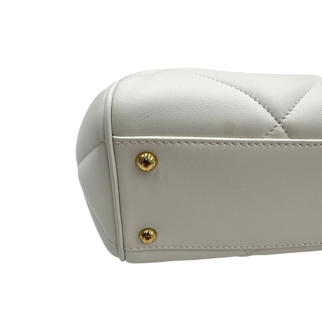 Base, Borsa D&G in pelle trapuntata color bianco gesso, e hardware dorato, indossabile a mano oppure a tracolla. Originale, usata, di lusso, in ottime condizioni.