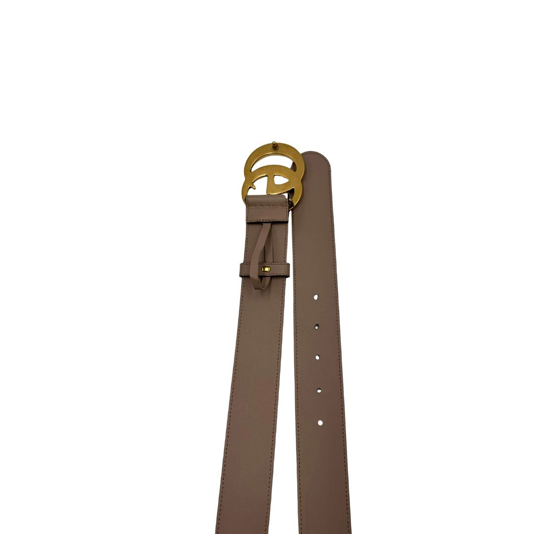 Cintura Gucci marmont in pelle rosa cipria e hardware dorato. Originale, usata, di lusso, in ottime condizioni.