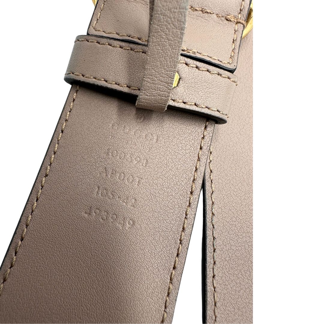 Cintura Gucci marmont in pelle rosa cipria e hardware dorato. Originale, usata, di lusso, in ottime condizioni.