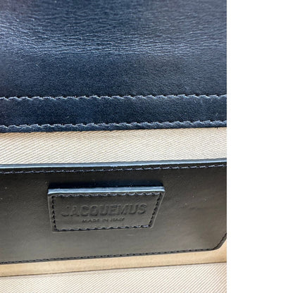 interno Borsa Jacquemus nella versione Le Grand Bambino in pelle nera, di lusso, originale, eccellenti condizioni, usata. 