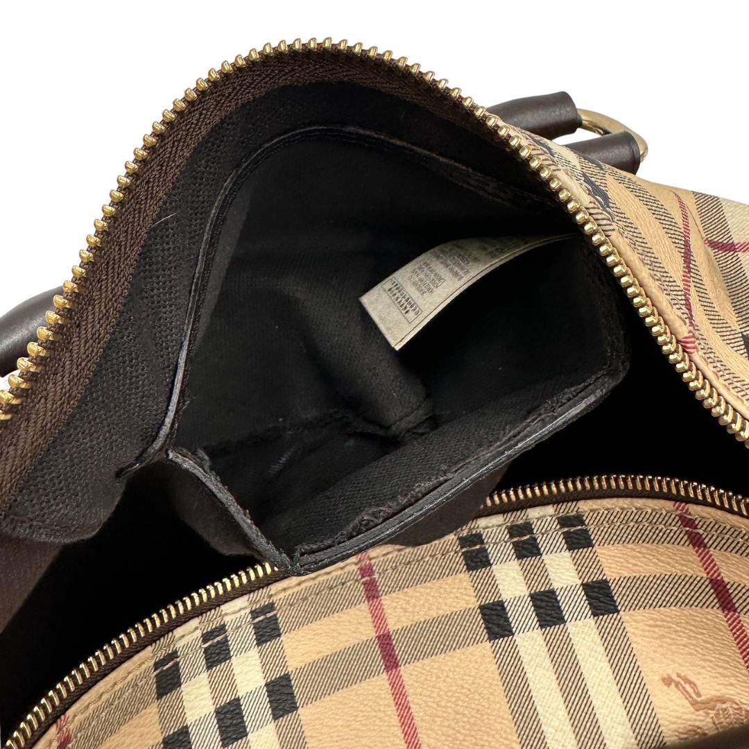 Interno di un bauletto Burberry in canvas tartan e finiture in pelle testa di moro, usato, originale, second hand, in ottime condizioni.