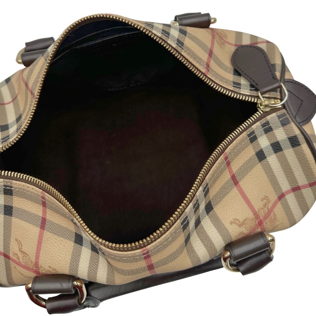Apertura di un bauletto Burberry in canvas tartan e finiture in pelle testa di moro, usato, originale, second hand, in ottime condizioni.