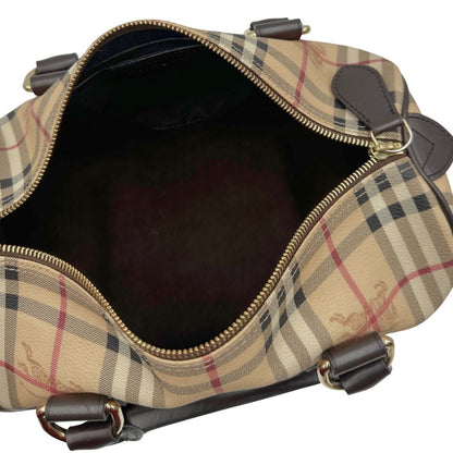 Apertura di un bauletto Burberry in canvas tartan e finiture in pelle testa di moro, usato, originale, second hand, in ottime condizioni.